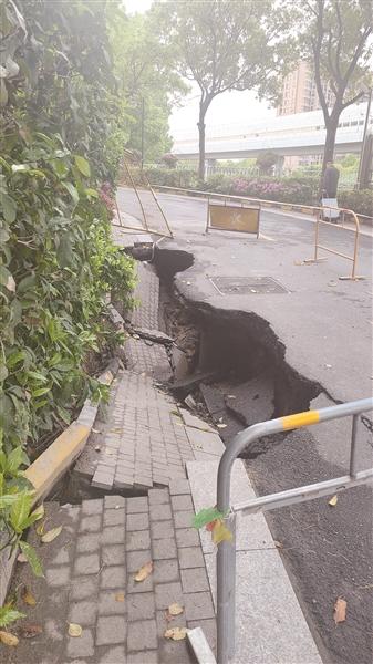 夜里雷雨交加 杭州临平一小区路面出现塌陷