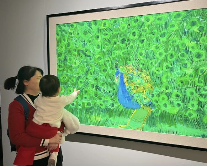 朱珠带女儿看画展，打扮得光鲜亮丽，保姆一路同行，朴实接地气