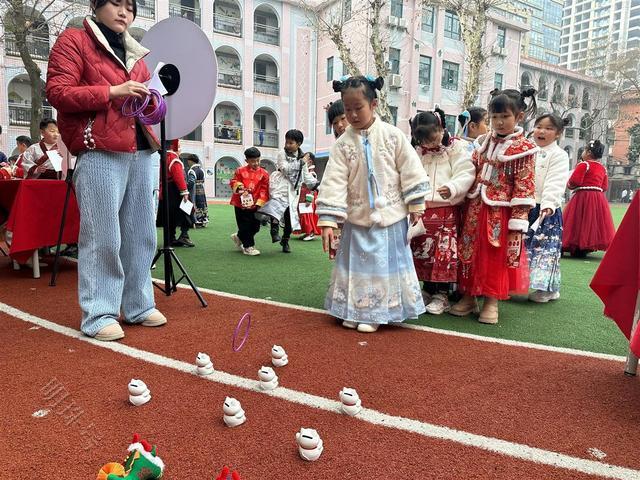 着汉服、逛庙会，小学生期末游园年味十足