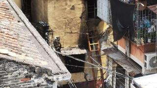广州海珠城中村又发火灾，三人死亡，民房屋顶被烧出窟窿