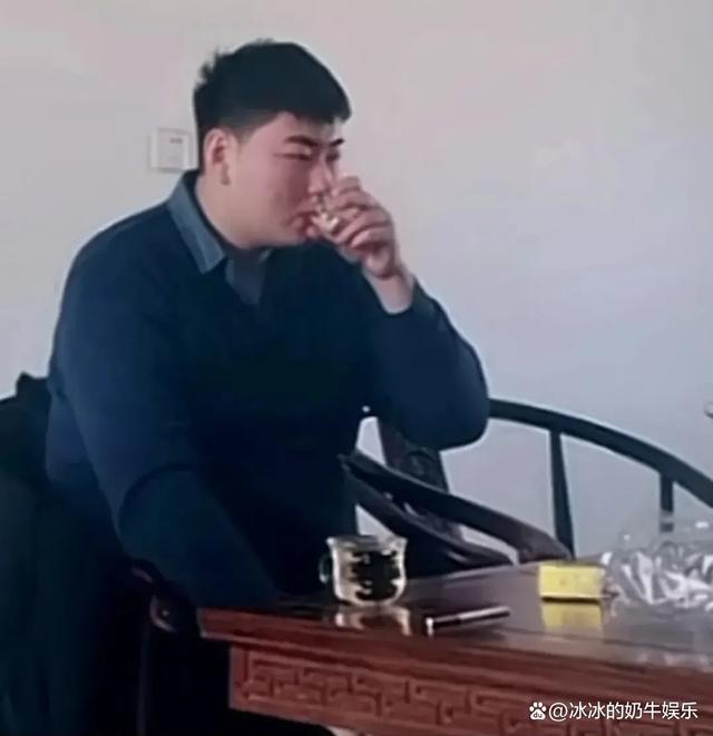 大衣哥朱之文的儿子，驾校最刻苦的学生，校长亲自给他沏茶喝