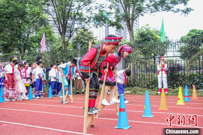 广西南宁：小学师生欢度广西“三月三”