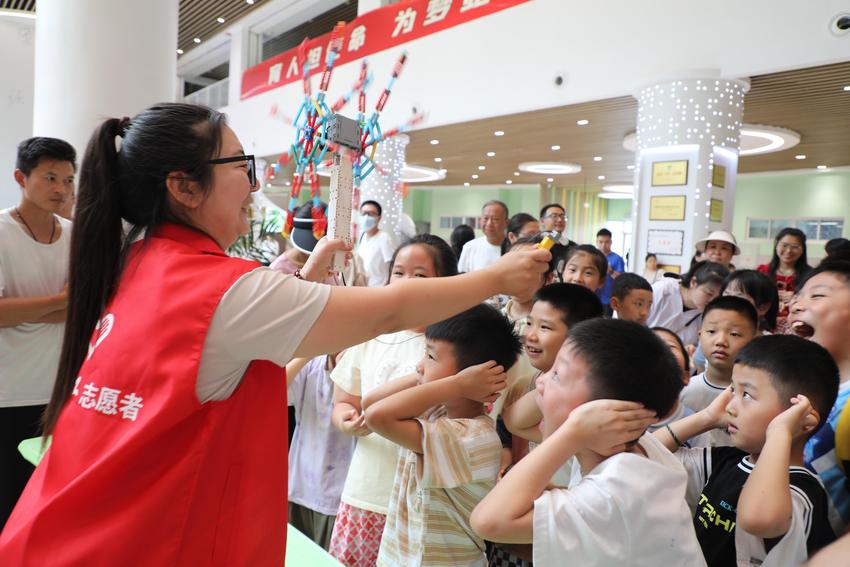 “科技强国，少年有我” 郑州市中小学人工智能教育公益活动陪你过暑假