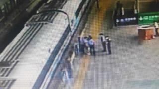 一名孕妇在海南环岛高铁列车上晕倒 他们及时出手救助→