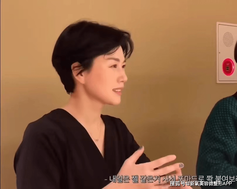 家境平凡却两个女儿都嫁豪门，看到她们母女同框我明白了…