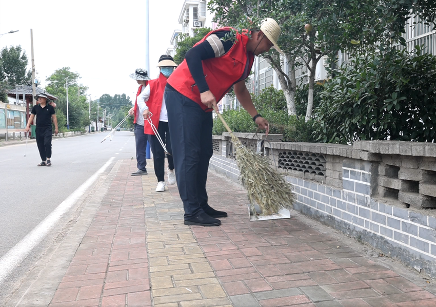 【在枣庄】市中区税郭镇推行“周五机关下村服务日”制度 整治人居环境