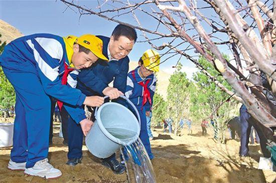 坚持不懈植绿护绿兴绿 不断提升国土绿化水平