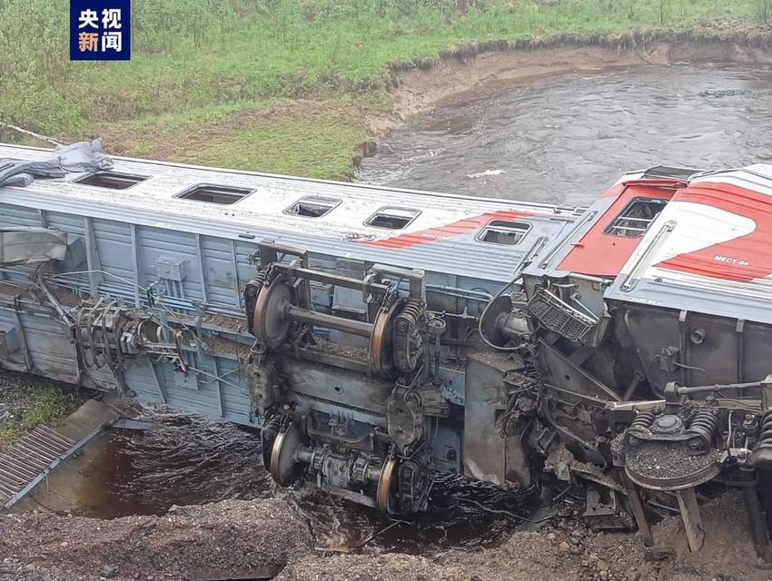 强降雨致铁道路基被冲坏，俄罗斯列车脱轨2人遇难数十人受伤