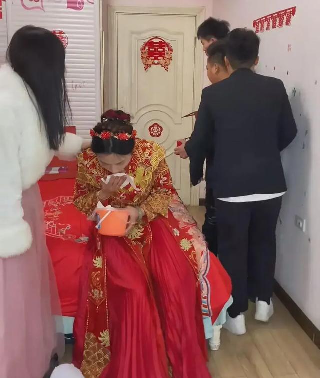 女子结婚突然孕吐，新郎果断悔婚：相亲到现在手都没碰过