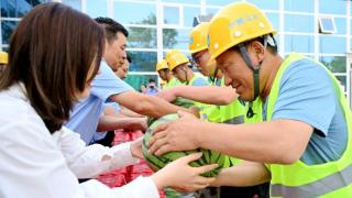 【走基层】清凉与关爱 送给一线建设者 本市重点工程民心工程多举措防暑降温保施工