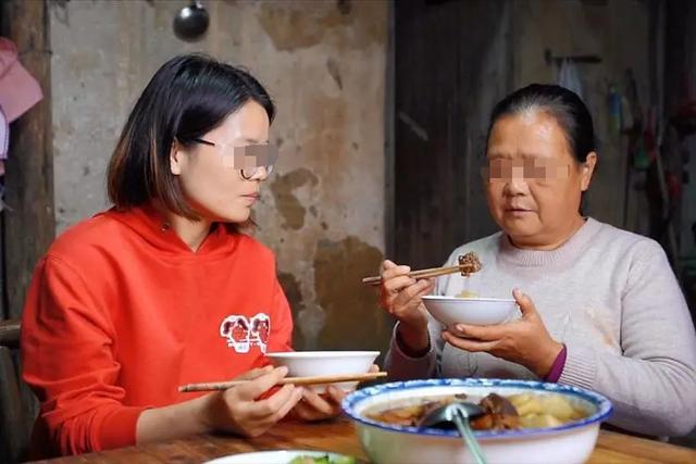 首次去男友家吃饭，准婆婆只准备一盘菜，让我看清了男友的真面目