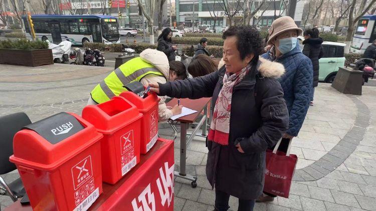 济南市历下区燕山街道学习雷锋，环保先行