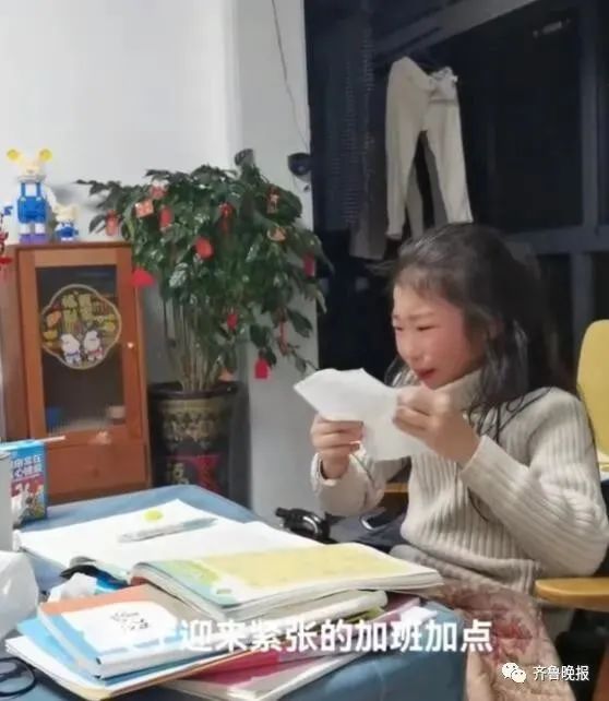 湖北一小学生玩耍弄丢寒假作业民警帮忙找回作业