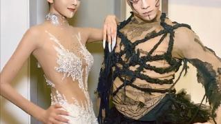 杨丽萍孔雀舞又引争议，男舞者一丝不挂只穿底裤：这就是艺术吗？