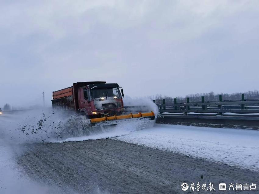 25个高速收费站正常开通，青岛交通局连夜除雪防滑保畅通