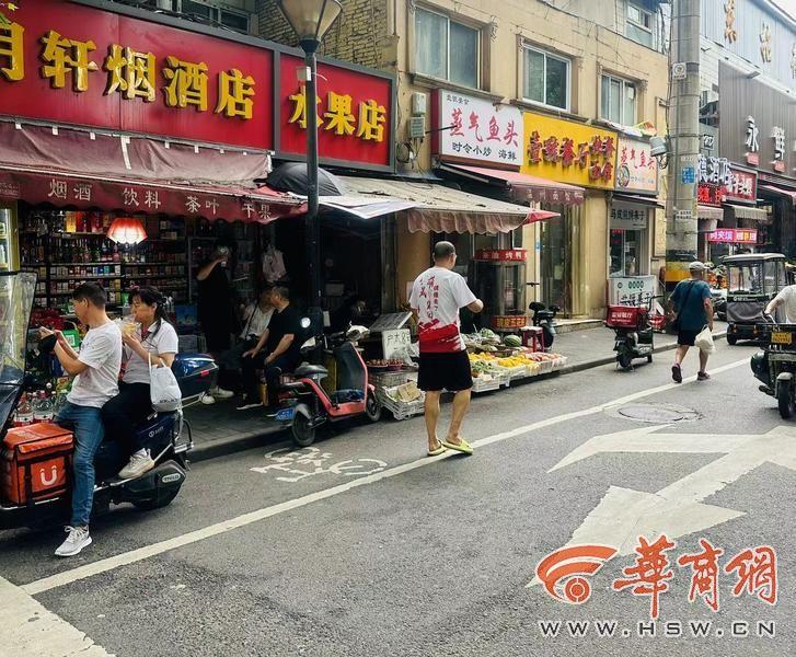 华商记者帮|82岁老人街头晕倒 西安外卖小哥、出租车司机接力营救