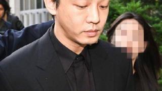 刘亚仁被21小时通宵调查，韩媒怼脸镜头现不少白发，自作自受？