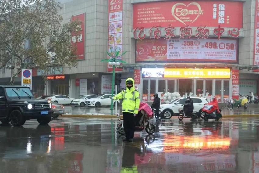 雨中守护，潍坊交警坚守岗位护航市民出行