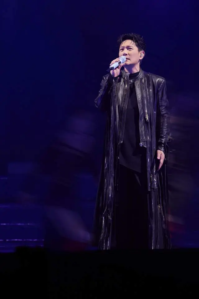 张信哲巡演六年三访南京，“未来式终极版”现场金曲连唱引欢呼