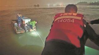 泡沫船海上突发故障 海警“保持通话” 救回5名遇险渔民