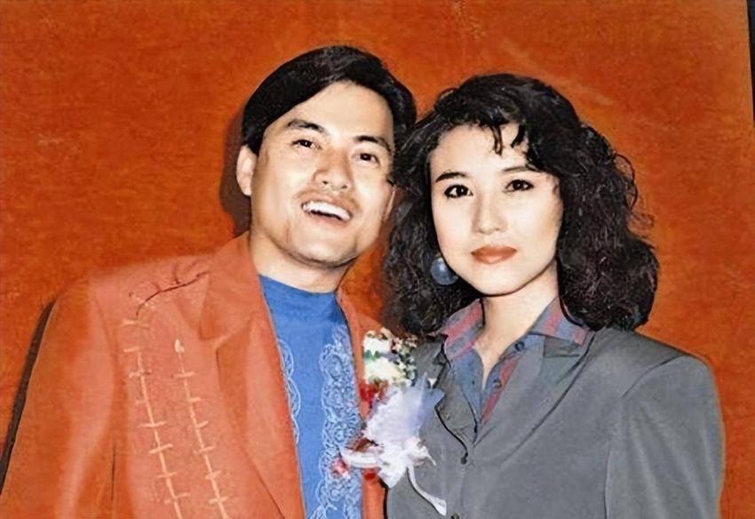 离婚32年，周海媚与吕良伟天壤之别：她孤独去世无儿女，他三婚