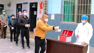 云南双江：传好“小药箱”，温情接力共画防疫同心圆