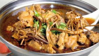 茶树菇鸡汤，一道美味营养的家常汤品，制作简单，营养丰富