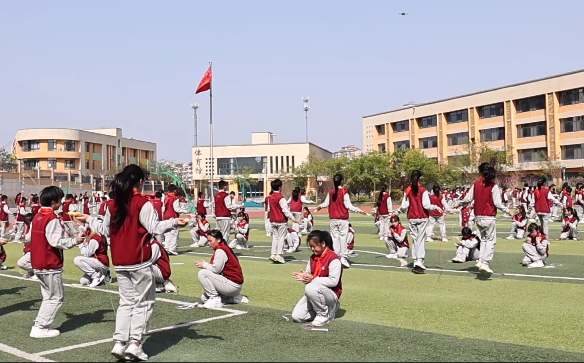 让学生“撒欢儿”动起来！景汇小学开展阳光大课间展示活动