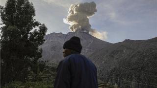 秘鲁乌维纳斯火山持续活跃