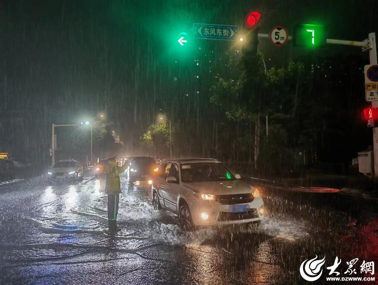 大雨磅礴下的担当，公安、交警守护雨中潍坊