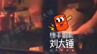 文章携女友深夜聚餐，烟瘾太大连好友香烟也拿走，头发灰白显憔悴