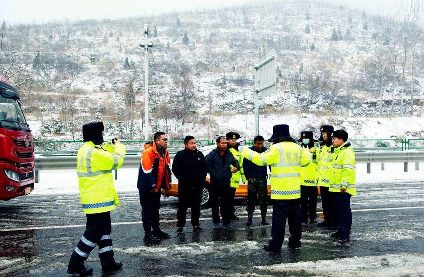 雪后大雾晋冀省界1700余辆车滞留 两省高速交警接力带道通行