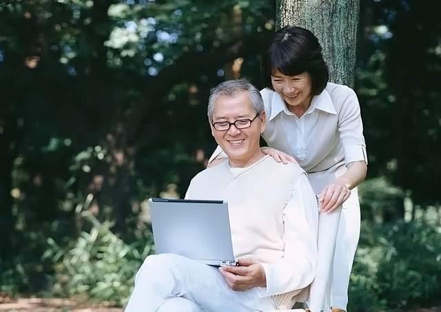 为什么有些人会有“老牛吃嫩草”这种喜好呢？可能存在着多种原因