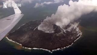 日本一火山喷发 灰色烟柱高达1500米 海水变色