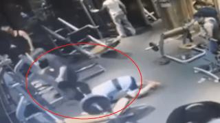 上海一健身房内男子练举重时突然摔倒，杠铃砸中旁人致其骨折