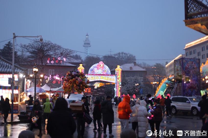 “龙龙”的年味|童话街景剧现场互动闹元宵，烟台山公园游人如织