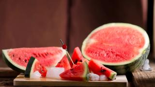 炎炎夏日，糖尿病患者夏天，西瓜绝对是水果界的闪耀能愉快吃瓜吗