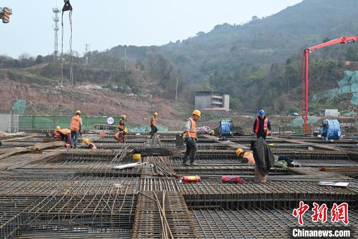 中国在建最大站城景融合高铁枢纽举行劳动竞赛