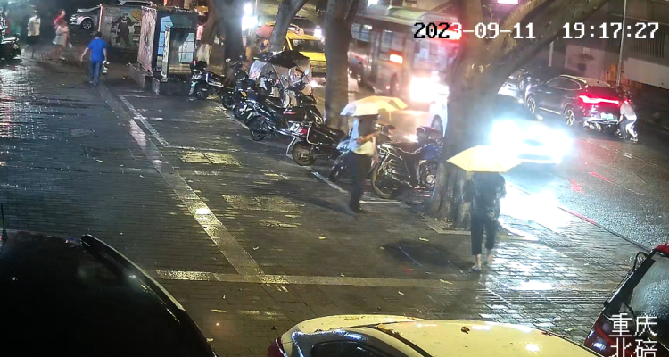 雨夜一男子被卷入车底，警民街头合力抬车救人