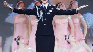 公认的美女韩雪，一身黑色制服站在舞台上高声歌唱，优雅迷人