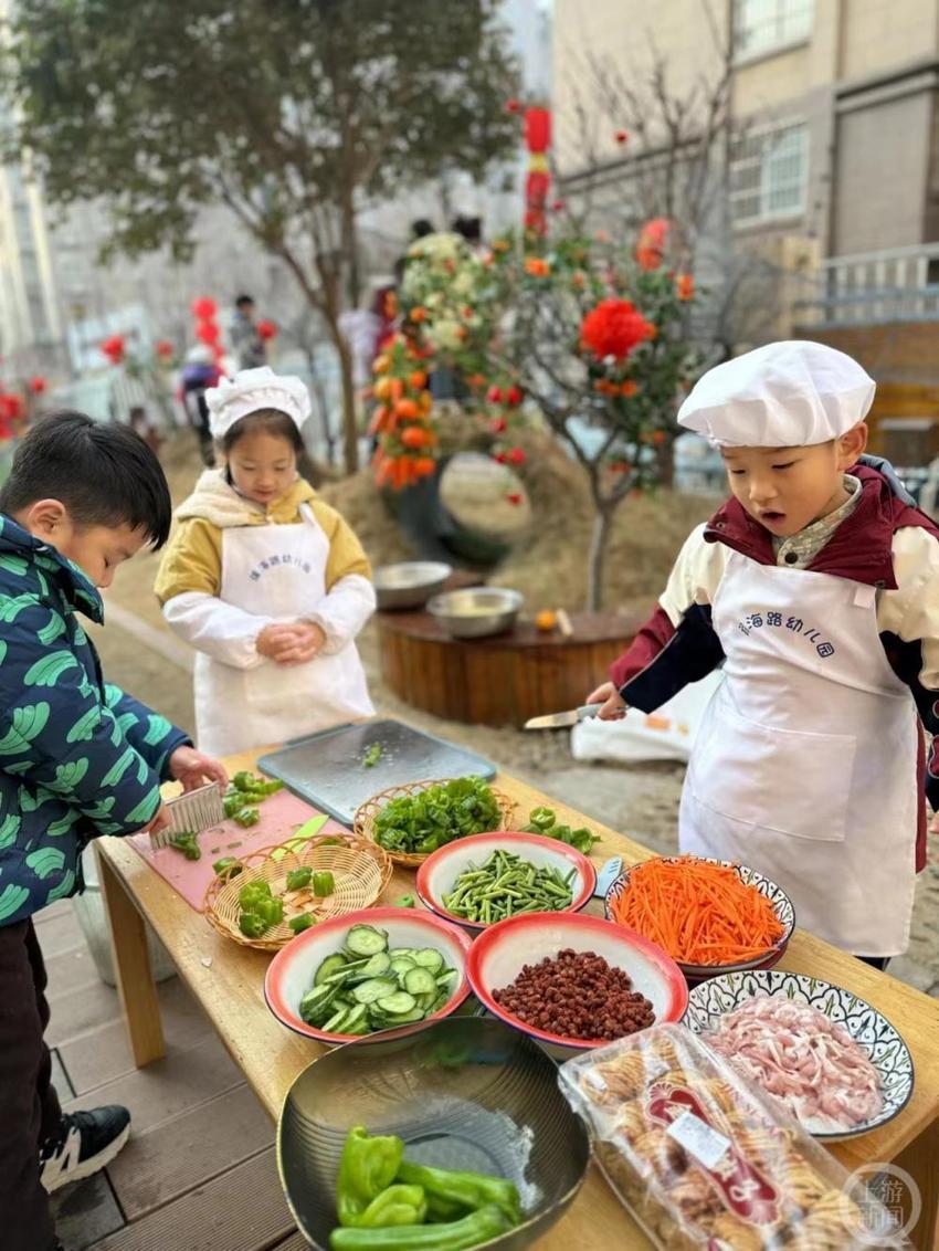 刮鳞杀鱼烙饼蒸馒头……幼儿园萌娃变身“大厨”，能做50多种菜肴