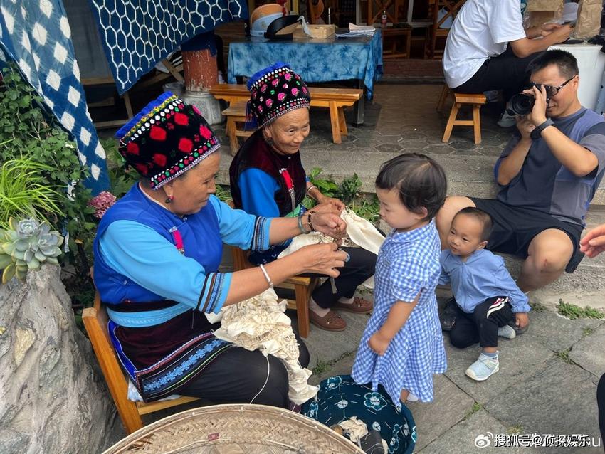 朱珠一家三口出游，两岁女儿颜值获赞，却因用安抚奶嘴引热议