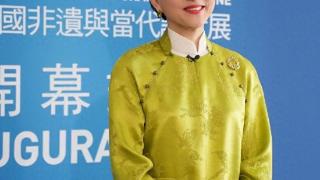 杨澜现身法国巴黎艺术节，穿新中式像个贵族夫人，一般人真穿不起