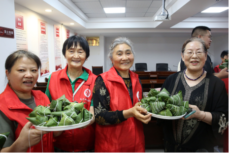 重庆巴南区：“同心·南泉荟”分站联合社区包粽子话佳节