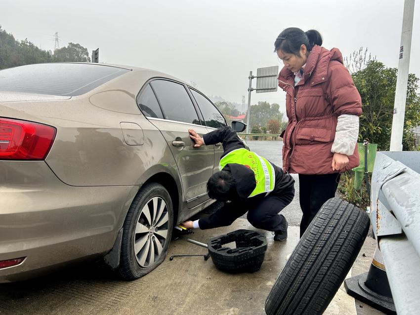 长平收费站：车辆遇爆胎 收费站援手助力回家路