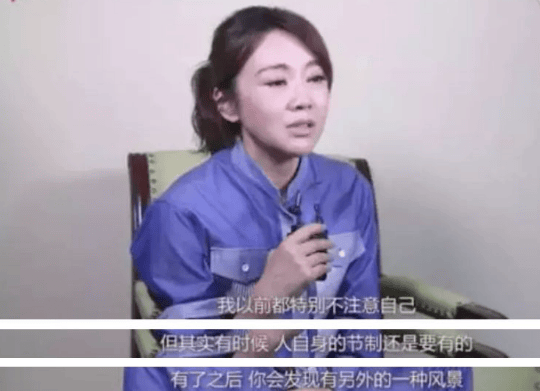 闫妮颁奖礼上险些摔倒，微醺感要成她保持年轻的秘诀？