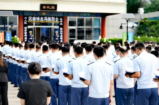 为人民，战洪水，天地同悲！今晨让我们送别冯振烈士