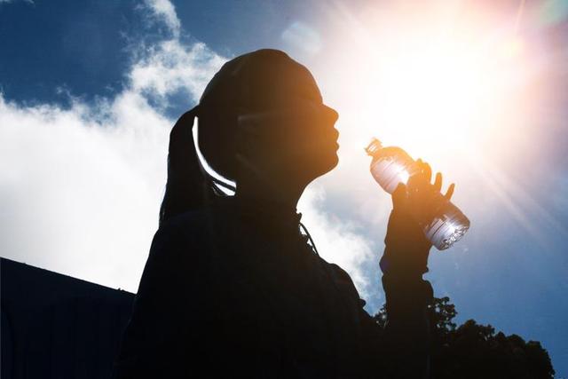 喝水还有助于稀释血液黏度，降低心血管疾病的风险