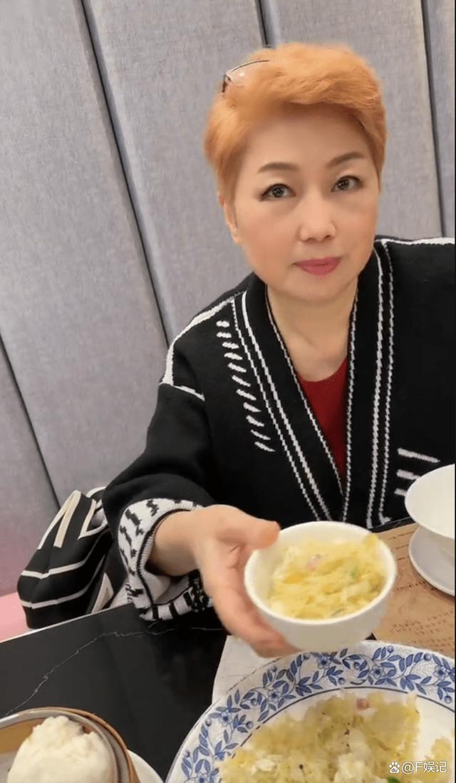 61岁江华和太太一起陪妈妈喝茶开心出镜 夫妻俩合体开直播唱歌