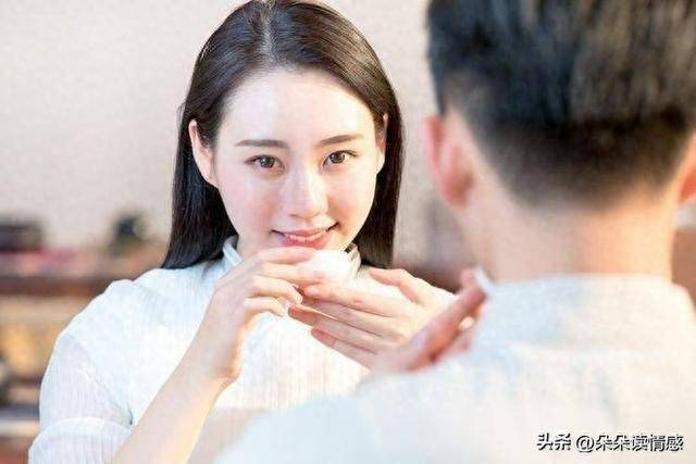 女人的这4个“特殊行为”，就是在暗示“我喜欢你”，别傻傻不懂